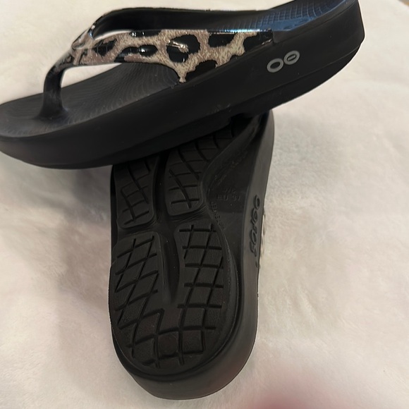 OOFOS Black and Leopard Print Sandals - Picture 5 of 6